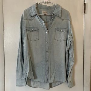 Women’s Universal Thread Light Wash Denim Button Down size L